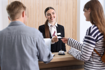 Mitarbeiter an der Rezeption