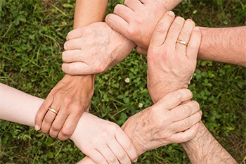 Mehrere Generationen arbeiten zusammen