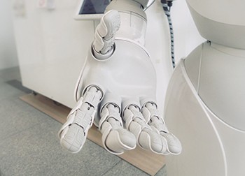 Roboter-Hand und Digitalisierung - Hotellerie zukunftsfähig